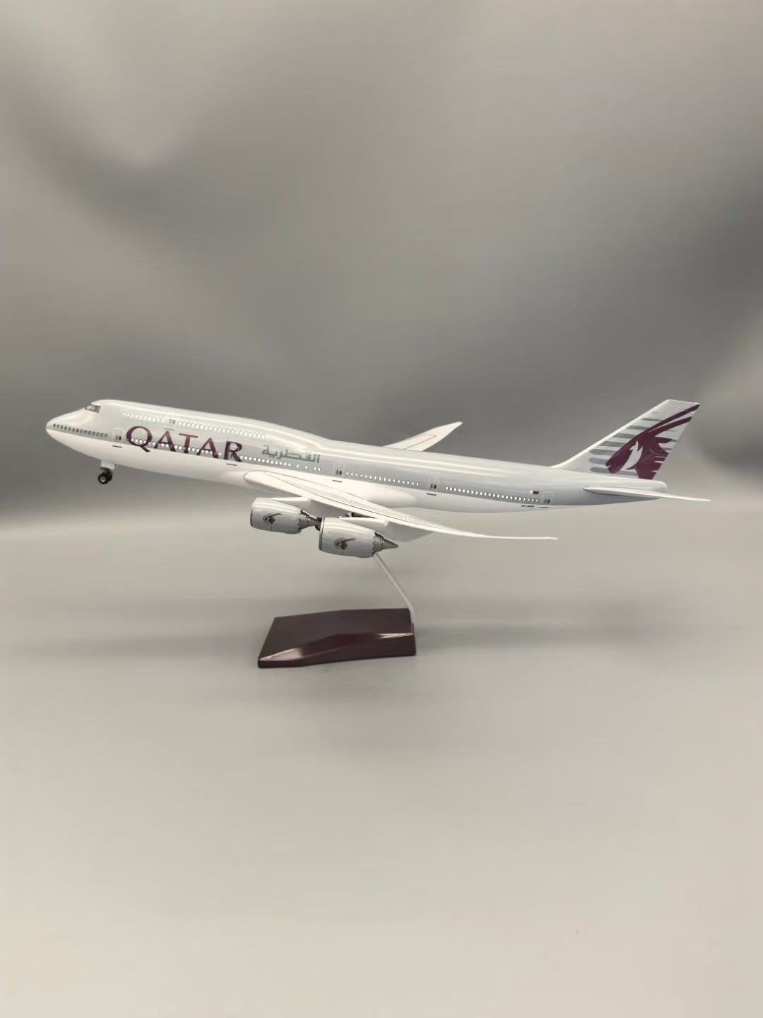 비행기 모델 1:130 스케일 보잉 항공기 B747-8 - Home Decor Qatar 리뷰 및 가격